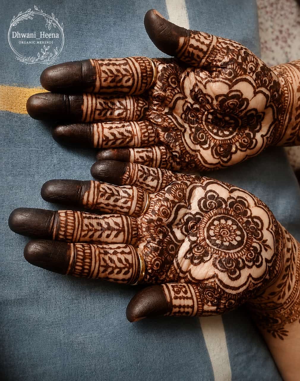 Tanvi Joshi's customer mehendi review - Minimalist back hand leaf vine with royal finish