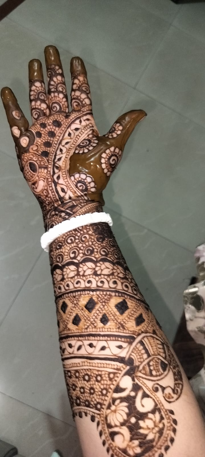 Pallavi Chourasia's customer mehendi review - Rich coffee brown to dark mahogany stain