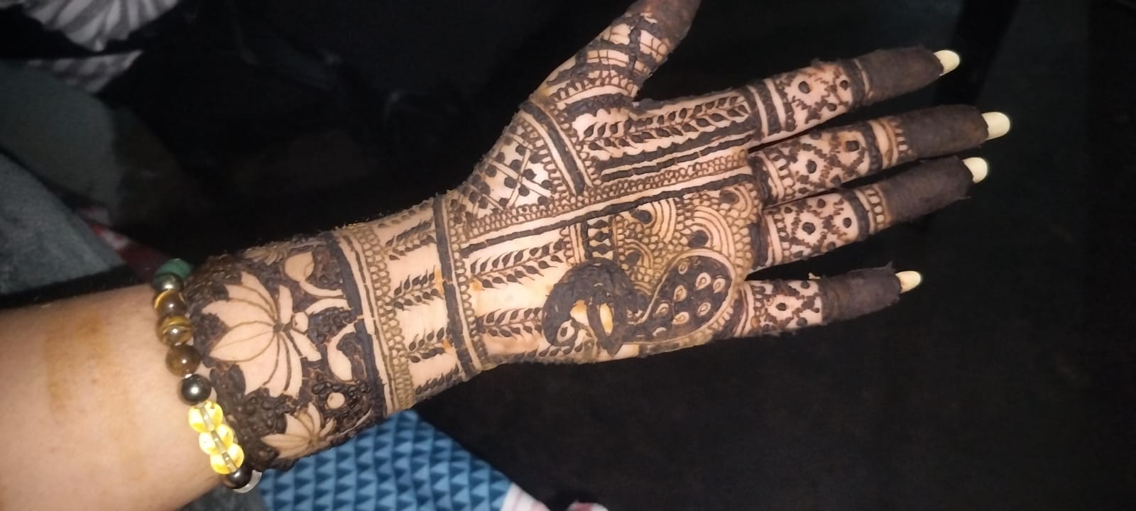 Geeta Mahajan's customer mehendi review - Wide back-hand mandala with crisp lines