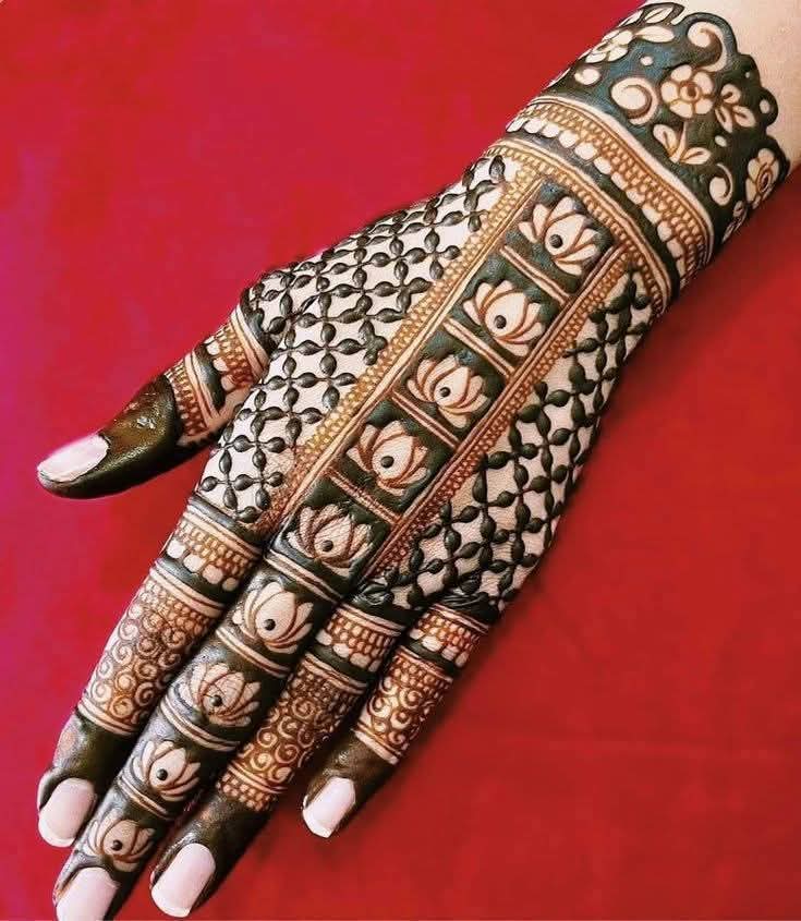 Nisha Agnihotri's customer mehendi review - Jewellery lotus net back hand came out royal