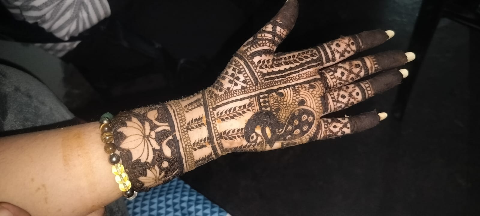 Payal Srivastav's customer mehendi review - Photographs in wedding album turned out glorious